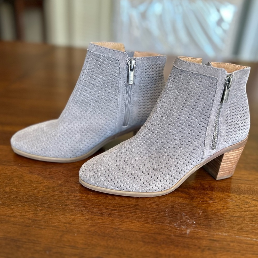Lucky Brand Perforated Double Side
Zipper Women Suede Booties
Stone 6.5